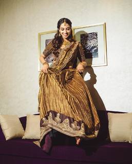 Meenakshii Chaudhary feet photo 19