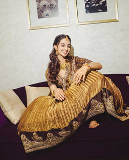 Meenakshii Chaudhary feet photo 18