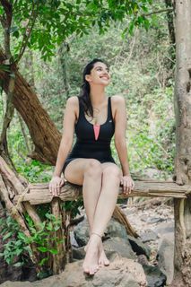 Meenakshii Chaudhary feet photo 17