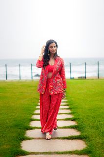 Meenakshii Chaudhary feet photo 16