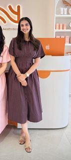 Meenakshii Chaudhary feet photo 4