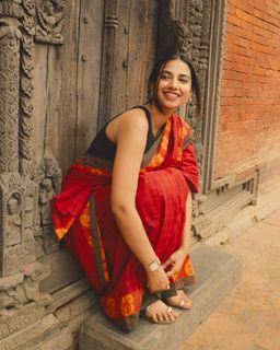 Meenakshii Chaudhary feet photo 2