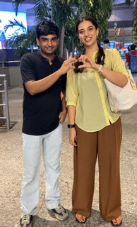 Meenakshii Chaudhary feet photo 2