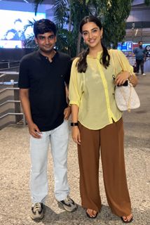 Meenakshii Chaudhary feet photo 1