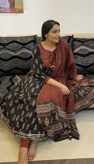 Meera Vasudevan feet photo 6