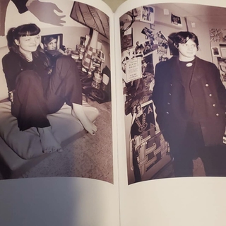 Meg White feet photo thumbnail