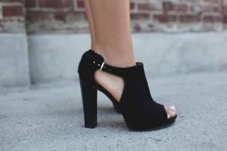 Megan Batoon feet photo thumbnail