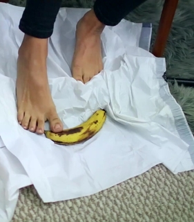 Megan Batoon feet photo thumbnail