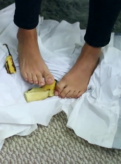 Megan Batoon feet photo thumbnail