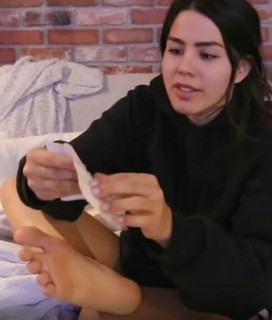Megan Batoon feet photo thumbnail