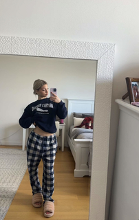 Megan Eugenio feet photo thumbnail