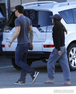 Megan Fox feet photo thumbnail