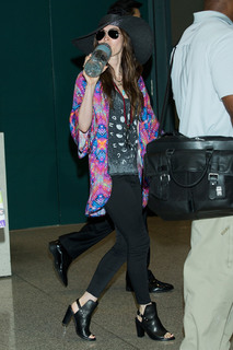 Megan Fox feet photo thumbnail