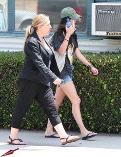 Megan Fox feet photo thumbnail