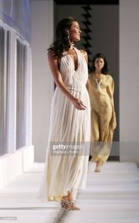 Megan Gale feet photo 7