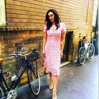 Megan Gale feet photo 8