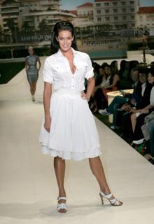 Megan Gale feet photo 7