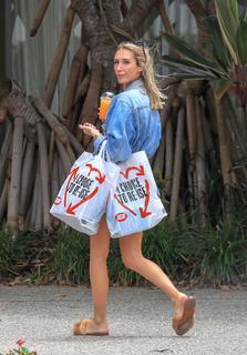 Megan McKenna feet photo thumbnail