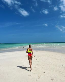 Megan McKenna feet photo thumbnail