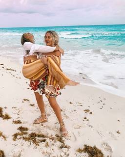 Megan Moroney feet photo thumbnail