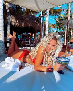 Megan Moroney feet photo thumbnail