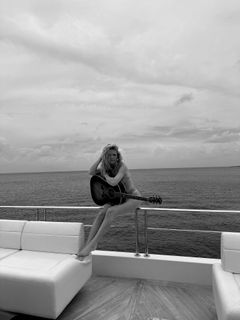 Megan Moroney feet photo thumbnail