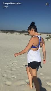 Megan Olivi feet photo thumbnail