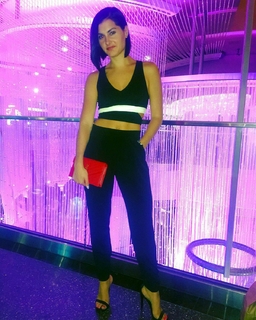 Megan Olivi feet photo thumbnail