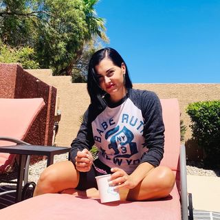 Megan Olivi feet photo thumbnail