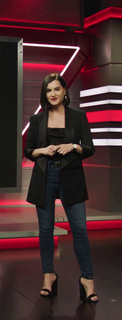 Megan Olivi feet photo thumbnail