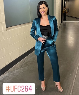 Megan Olivi feet photo thumbnail