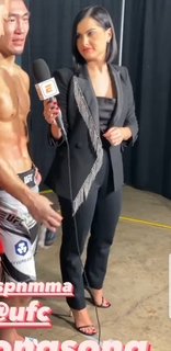 Megan Olivi feet photo thumbnail