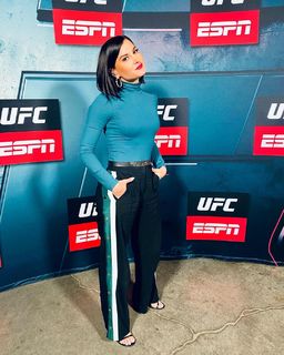 Megan Olivi feet photo thumbnail