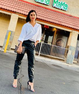 Megan Olivi feet photo thumbnail