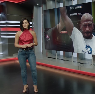 Megan Olivi feet photo thumbnail