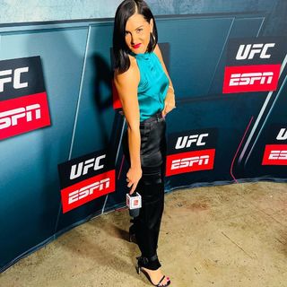 Megan Olivi feet photo thumbnail