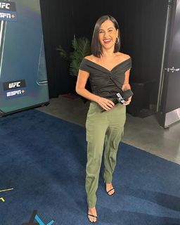 Megan Olivi feet photo thumbnail