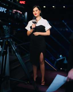Megan Olivi feet photo thumbnail