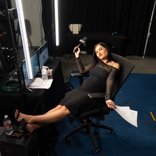 Megan Olivi feet photo thumbnail