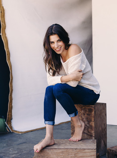 Meghan Ory feet photo thumbnail