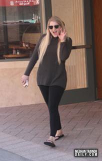 Meghan Trainor feet photo thumbnail