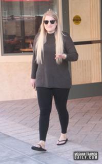 Meghan Trainor feet photo thumbnail