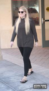 Meghan Trainor feet photo thumbnail