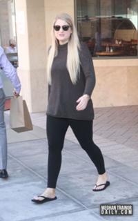 Meghan Trainor feet photo thumbnail