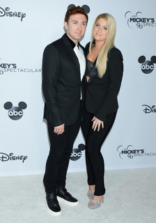 Meghan Trainor feet photo thumbnail