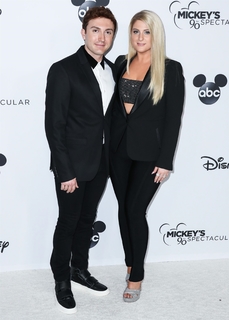 Meghan Trainor feet photo thumbnail