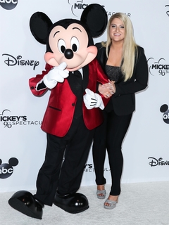 Meghan Trainor feet photo thumbnail