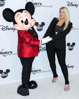 Meghan Trainor feet photo thumbnail