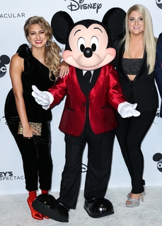 Meghan Trainor feet photo thumbnail