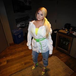 Meghan Trainor feet photo thumbnail